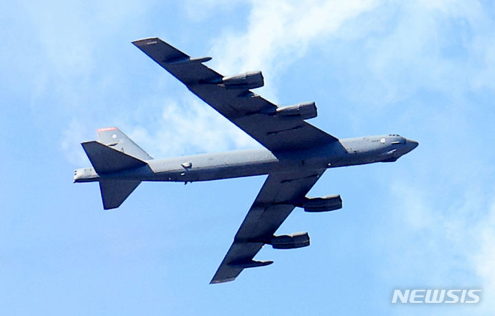 [성남=뉴시스] 홍효식 기자 = 미군 전략폭격기 B-52 '스트래토포트리스'가 17일 경기도 성남 서울공항에서 열린 '서울 아덱스(ADEX) 2023' 개막식에서 상공을 비행하고 있다. (대통령실통신사진기자단) 2023.10.17. yesphoto@newsis.com