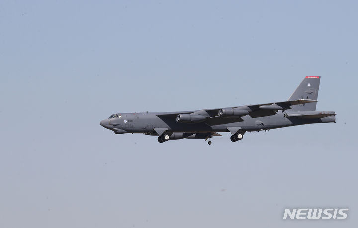 [청주=뉴시스] 강종민 기자 = 핵무기 탑재가 가능한 미국 공군의 전략폭격기 B-52가 17일 오전 충북 청주공항에 도착하고 있다. 2023.10.17. ppkjm@newsis.com