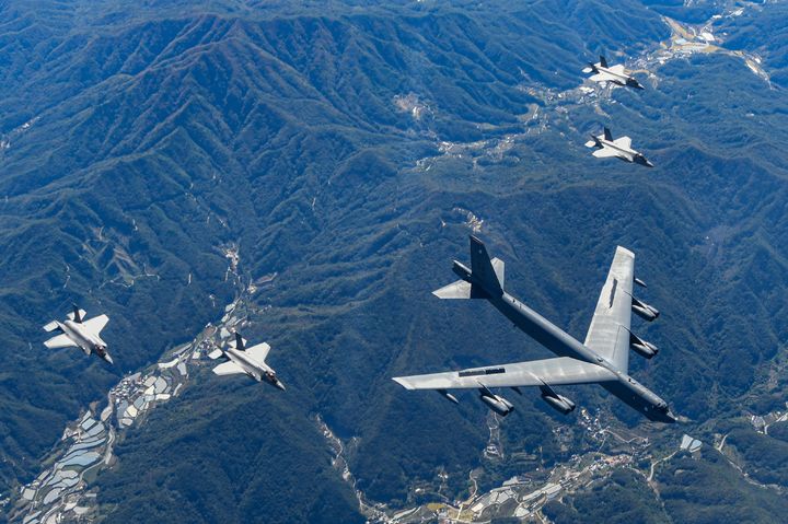 [서울=뉴시스] 17일 한반도에 전개한 미국 공군의 B-52H 전략폭격기(오른쪽 아래)와 대한민국 공군의 F-35A 전투기가 한반도 상공에서 한미 연합공중훈련을 실시하고 있다. (사진=공군 제공) 2023.10.17. photo@newsis.com *재판매 및 DB 금지