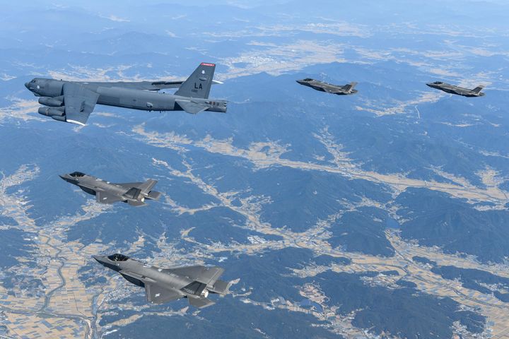 [서울=뉴시스] 17일 한반도에 전개한 미국 공군의 B-52H 전략폭격기와 한국 공군의 F-35A 전투기들이 한반도 상공에서 한미 연합공중훈련을 실시하고 있다. 이번 훈련은 한미 공군의 우수한 연합작전 수행능력과 대한민국 방위에 대한 미국의 확장억제 의지를 다시 한 번 보여줬다. 한편 B-52H는 '서울 ADEX 2023' 개막식 축하비행 때에도 모습을 드러내 국민들에게 그 위용을 선보였다. (사진=공군 제공) 2023.10.17. photo@newsis.com *재판매 및 DB 금지