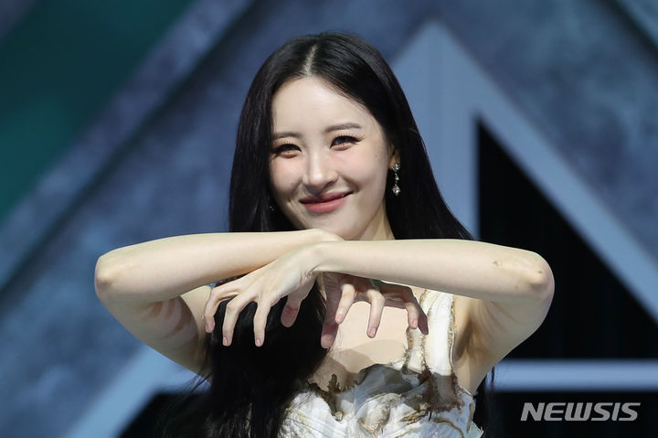 [서울=뉴시스] 고승민 기자 = 디지털 싱글 앨범 'STRANGER'로 컴백한 가수 선미가 17일 서울 블루스퀘어 신한카드홀에서 열린 쇼케이스에서 타이틀곡 'STRANGER' 무대를 선보이기 전 포즈를 취하고 있다. 2023.10.17. kkssmm99@newsis.com