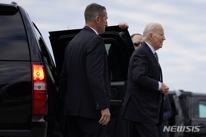 [앤드루스 공군기지=AP/뉴시스] 조 바이든 미국 대통령이 17일(현지시간) 메릴랜드주 앤드루스 공군기지에서 이스라엘로 향하는 전용기에 탑승하기 위해 이동하하고 있다. 2023.10.18.