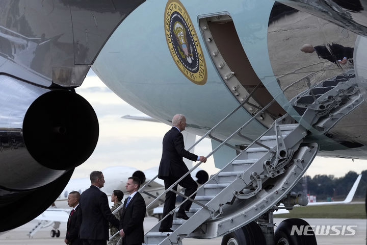 [앤드루스 공군기지=AP/뉴시스] 조 바이든 미국 대통령이 17일(현지시간) 메릴랜드주 앤드루스 공군기지에서 이스라엘로 향하는 전용기에 탑승하고 있다. 2023.10.18.