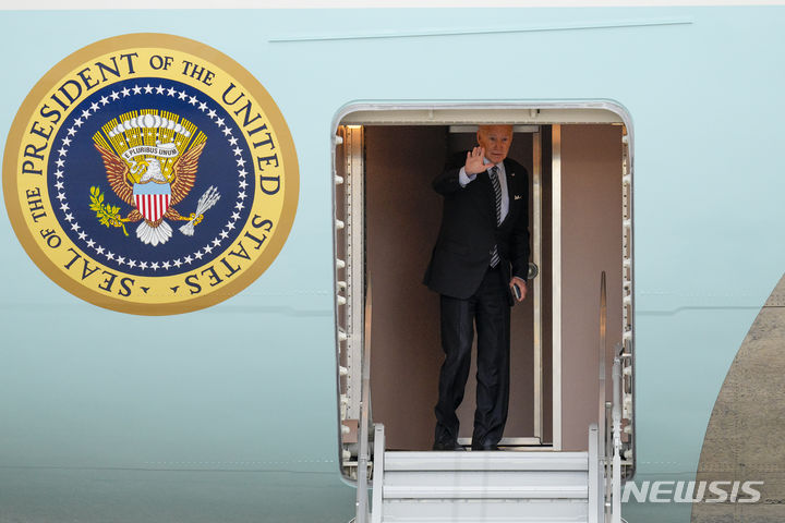 [앤드루스 공군기지=AP/뉴시스] 조 바이든 미국 대통령이 17일(현지시각) 메릴랜드주 앤드루스 공군기지에서 이스라엘로 향하는 전용기에 탑승하고 있다. 2023.10.18.