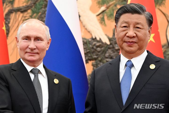 [베이징=AP/뉴시스] 블라디미르 푸틴(왼쪽) 러시아 대통령이 지난해 10월18일 베이징 인민대회당에서 열린 제3차 일대일로 국제협력 정상포럼에 참석해 시진핑 중국 국가주석과 별도 양자 회담에 앞서 기념 촬영을 하는 모습. 2024.05.16.