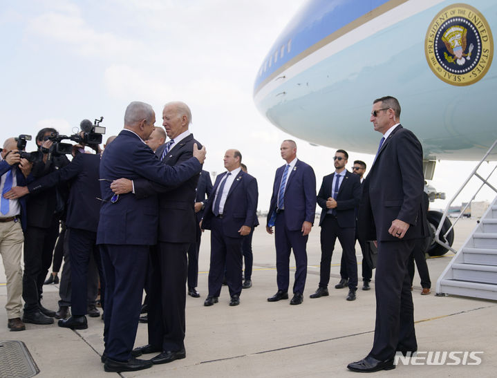 [텔아비브=AP/뉴시스]지난 18일(현지시간) 이스라엘의 벤 구리온 공황에 도착해 베냐민 네타냐후 이스라엘 총리의 영접을 받는 조 바이든 대통령. 미국 대통령이 전시국가를 방문한 것은 매우 이례적이다. 2023.10.20.