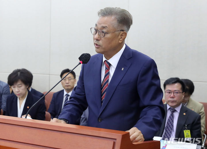 [서울=뉴시스] 추상철 기자 = 강중구 건강보험심사평가원 원장이 18일 오전 서울 여의도 국회에서 열린 보건복지위원회의 국민건강보험공단 등에 대한 국정감사에서 업무현황보고를 하고 있다. 2023.10.18. scchoo@newsis.com
