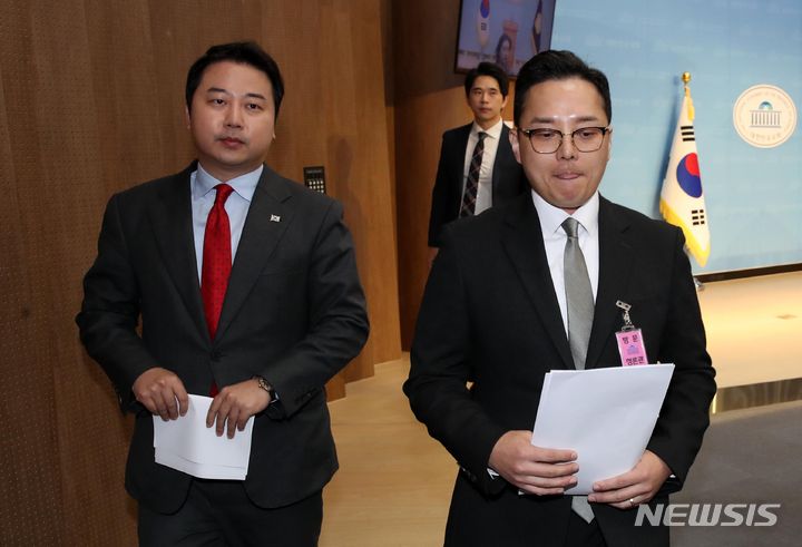 [서울=뉴시스] 고범준 기자 = 장예찬(왼쪽) 국민의힘 청년최고위원과 공익제보자 조명현 씨가 18일 오전 서울 여의도 국회 소통관에서 열린 더불어민주당 이재명 대표 법인카드 공익제보자의 국감 참석 방해 규탄 기자회견을 마치고 이동하고 있다. 2023.10.18. bjko@newsis.com