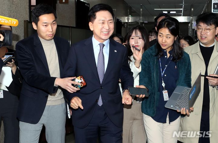 [서울=뉴시스] 조성봉 기자 = 김기현 국민의힘 대표가 18일 오전 국회 당대표실 앞에서 취재진의 질문을 받고 있다. 2023.10.18. suncho21@newsis.com