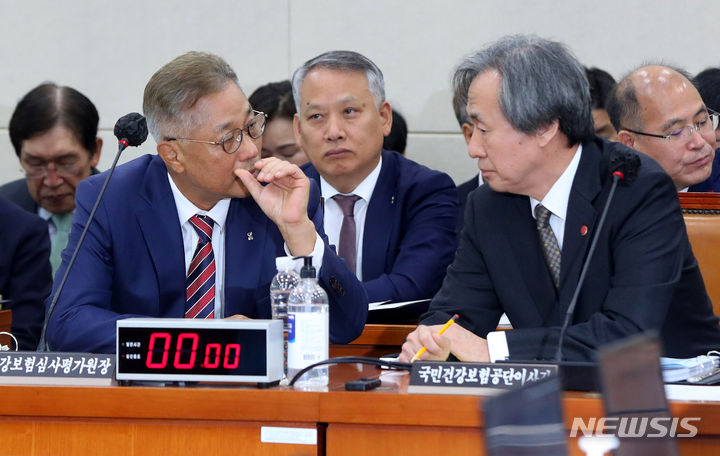 [서울=뉴시스] 추상철 기자 = 정기석 국민건강보험공단 이사장이 18일 오전 서울 여의도 국회에서 열린 보건복지위원회의 국민건강보험공단 등에 대한 국정감사에서 자료 관련 답변중 정회된 후 강중구 건강보험심사평가원 원장과 대화하고 있다. 2023.10.18. scchoo@newsis.com