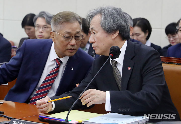 [서울=뉴시스] 추상철 기자 = 정기석 국민건강보험공단 이사장이 18일 오전 서울 여의도 국회에서 열린 보건복지위원회의 국민건강보험공단 등에 대한 국정감사에서 자료 관련 답변중 정회된 후 강중구 건강보험심사평가원 원장과 대화하고 있다. 2023.10.18. scchoo@newsis.com