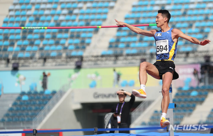 [목포=뉴시스] 김근수 기자 = 18일 전남 목포시 목포종합운동장에서 열린 제104회 전국체육대회 남자 높이뛰기 결선에서 우상혁(경기)이 한국신기록 2.37m에 도전하고 있다. 결과는 실패. 2023.10.18. ks@newsis.com