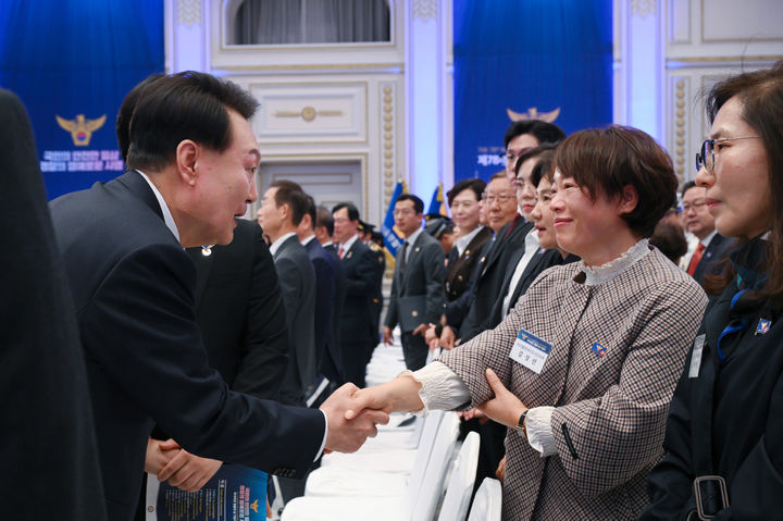 [서울=뉴시스] 윤석열 대통령이 18일 청와대 영빈관에서 열린 제78주년 경찰의날 기념식에서 참석자들과 인사하고 있다. (사진=대통령실 제공) 2023.10.18. photo@newsis.com *재판매 및 DB 금지