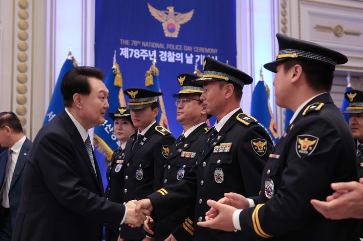 [서울=뉴시스] 윤석열 대통령이 18일 청와대 영빈관에서 열린 제78주년 경찰의날 기념식에서 참석자들과 인사하고 있다. (사진=대통령실 제공) 2023.10.18. photo@newsis.com *재판매 및 DB 금지