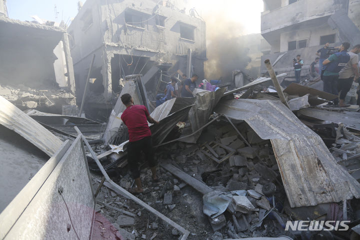 [가자지구=AP/뉴시스]지난해 10월18일(현지시각) 가자지구 가자시티의 팔레스타인 주민들이 이스라엘의 공습으로 파괴된 잔해 속 생존자를 찾고 있다. 2024.06.23. 