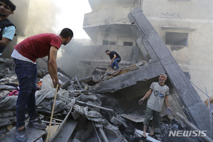 [가자지구=AP/뉴시스] 팔레스타인 무장정파 하마스가 19일(현지시간) 가자 지구의 교회 건물에 피난처를 마련한 피난민 다수가 이스라엘의 공습으로 사망하고 부상했다고 밝혔다. 사진은 이날 가자지구 가자시티의 팔레스타인 주민들이 이스라엘의 공습으로 파괴된 잔해 속 생존자를 찾고 있는 모습. 2023.10.20.