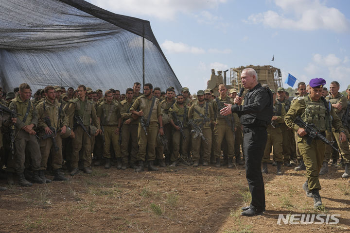 [AP/뉴시스] 요아브 갈란트 이스라엘 국방장관이 19일 가자 봉쇄선 인근의 진지에서 방위군 병사들에게 연설하고 있다