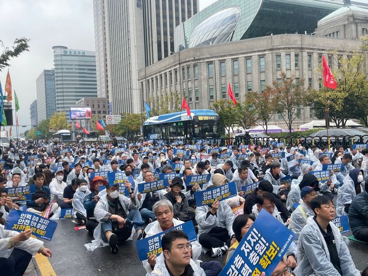 [서울=뉴시스] 임철휘 기자 = 서울교통공사노조는 19일 오전 서울시청 앞에서 '서울교통공사 노동자 총력 투쟁 결의대회'를 열어 "인력 감축안을 수용할 수 없다"며 "해결의 키를 갖고 있는 서울시와 오세훈 시장에게 지하철이 멈추기 전에 결단하라"고 밝혔다. 2023.10.19. fe@newsis.com *재판매 및 DB 금지