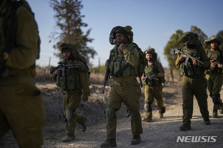 [가자지구=AP/뉴시스] 19일(현지시각) 이스라엘 남부 가자지구 접경에서 이스라엘 군인들이 정찰하고 있다. 2023.10.20.