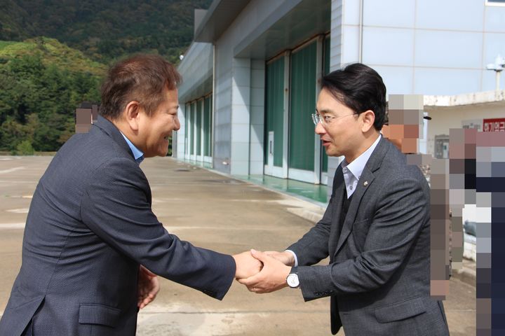 [대구=뉴시스] 국민의힘 김병욱(포항시 남구·울릉군) 의원이 20일 울릉도를 찾은 이상민 행정안전부 장관과 인사를 하고 있다(사진=김병욱 의원실 제공) 2023.10.20 photo@newsis.com *재판매 및 DB 금지