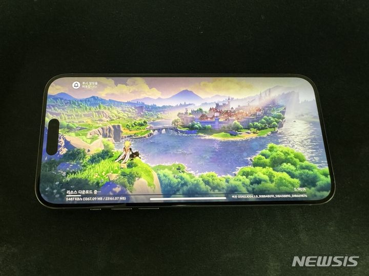 [서울=뉴시스]아이폰15 프로 맥스로 고사양 게임 '원신'을 실행 중인 모습. (사진=윤현성 기자)