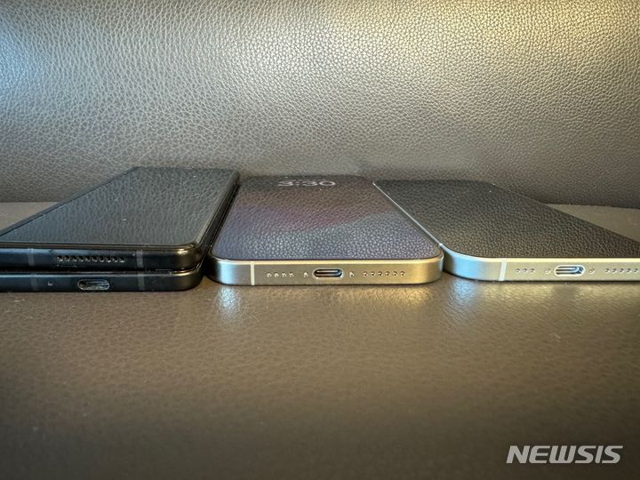 [서울=뉴시스]아이폰15 시리즈에는 아이폰 최초로 USB-C 충전단자가 탑재됐다. 사진은 왼쪽부터 갤럭시 Z 폴드3, 아이폰15 프로 맥스, 아이폰15. 세 스마트폰의 충전단자 규격이 모두 동일하다. (사진=윤현성 기자)