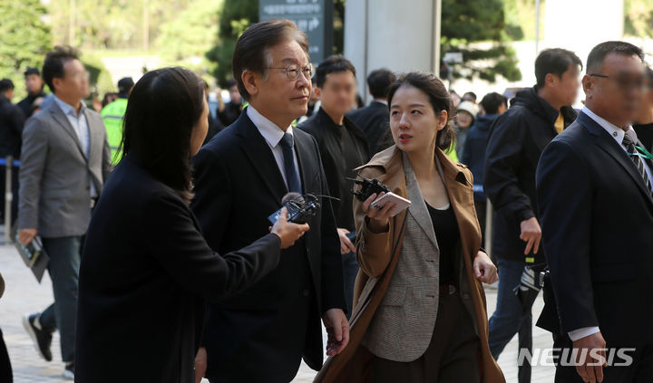 [서울=뉴시스] 김선웅 기자 = 이재명 더불어민주당 대표가 20일 서울 서초구 서울중앙지법에서 열린 대장동·위례신도시 배임 및 성남FC 뇌물 의혹 사건 3차 공판에 출석하고 있다. 2023.10.20. mangusta@newsis.com