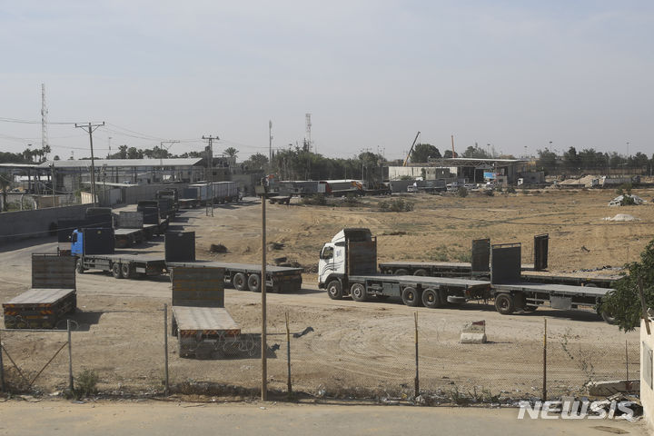 [라파=AP/뉴시스] 조 바이든 미국 대통령이 팔레스타인 가자지구로 구호품 일부가 전달된 일을 환영하는 성명을 21일(현지시간) 냈다. 사진은 같은 날 가자 지구와 이집트를 잇는 국경 지역인 라파에서 구호품을 실은 팔레스타인 트럭이 서있는 모습. 2023.10.22.