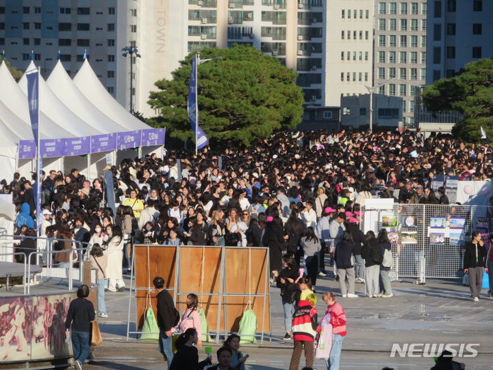 [부산=뉴시스] 이동민 기자 = 21일 부산 연제구 아시아드주경기장에서 열린 '2023 부산원아시아페스티벌(BOF) K-POP콘서트'를 보러 오기 위한 국내외 팬들이 경기장 앞 광장을 가득 메우고 있다. 2023.10.21. eastsky@newsis.com