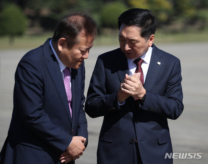 [성남=뉴시스] 전신 기자 = 김기현 국민의힘 대표와 이상민 행정안전부 장관이 21일 경기도 성남 서울공항에서 사우디아라비아와 카타르를 국빈 방문하는 윤석열 대통령 환송에 앞서 대화 나누고 있다. 2023.10.21. photo1006@newsis.com