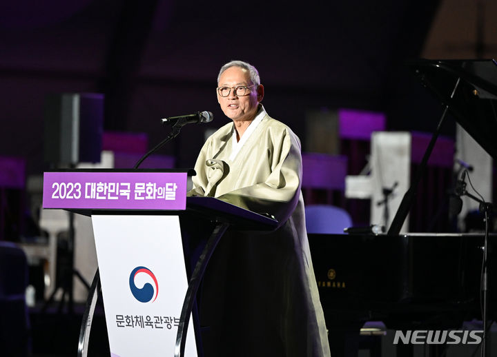 [신안=뉴시스] 김혜인 기자 = 유인촌 문화체육관광부 장관이  21일 오후 전남 신안군 자은면 뮤지엄파크 특설무대에서 문체부가 주관한 '2023 대한민국문화의 달' 기념식에 참석해 축사하고 있다. 2023.10.21. hyein0342@newsis.com