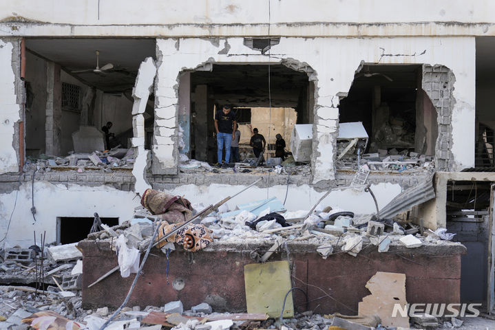 [서안=AP/뉴시스]22일(현지시간) 서안 지구의 팔레스타인 주민들이 이스라엘의 공습으로 파괴된 모스크의 잔해를 조사하고 있다. 2023.10.23.
