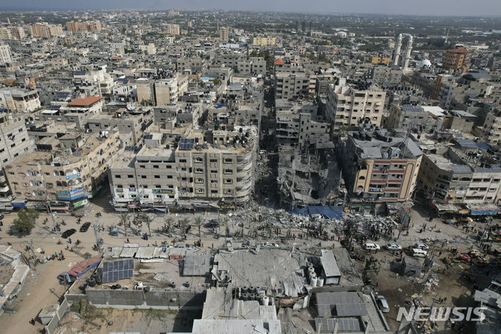 [가자지구=AP/뉴시스] 22일(현지시간) 가자 지구 데이르알발라의 이스라엘 공습 피격 이후 모습. 2023.10.23.
