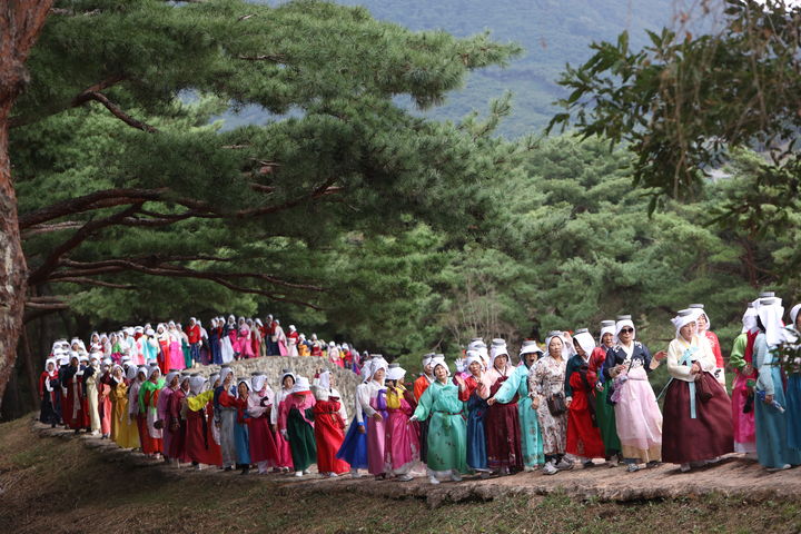 [고창=뉴시스] 김종효 기자 = 지난 21일 전북 고창읍 고창읍성(모양성)에서 펼쳐진 '제50회 모양성제' 하이라이트 '답성놀이', 넓은 돌을 머리 위에 올린 여성들의 무병장수와 극락왕생을 빌며 모양성 성곽길을 돌고 있다. (사진 = 고창군 제공) 2023.10.22. photo@newsis.com *재판매 및 DB 금지