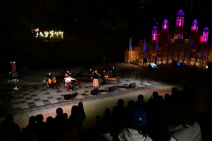 [서울=뉴시스] 조수정 기자 = 21일 오후 서울 노원구 당현천 바닥분수에서 노원 달빛산책 콘서트가 열리고 있다.(사진=노원구 제공) 2023.10.22. photo@newsis.com *재판매 및 DB 금지