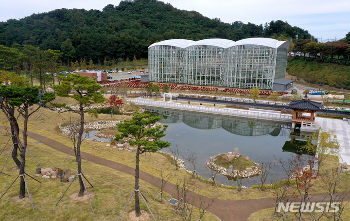 [광주=뉴시스] 변재훈 기자 = 22일 광주 남구 양과동 광주시립수목원 전시온실 주변 전경. 지난 20일 처음 문을 연 시립수목원은 24만 7000㎡ 규모로 한국정원·잔디광장·오감정원·관목원 등을 갖췄다. 2023.10.22. wisdom21@newsis.com