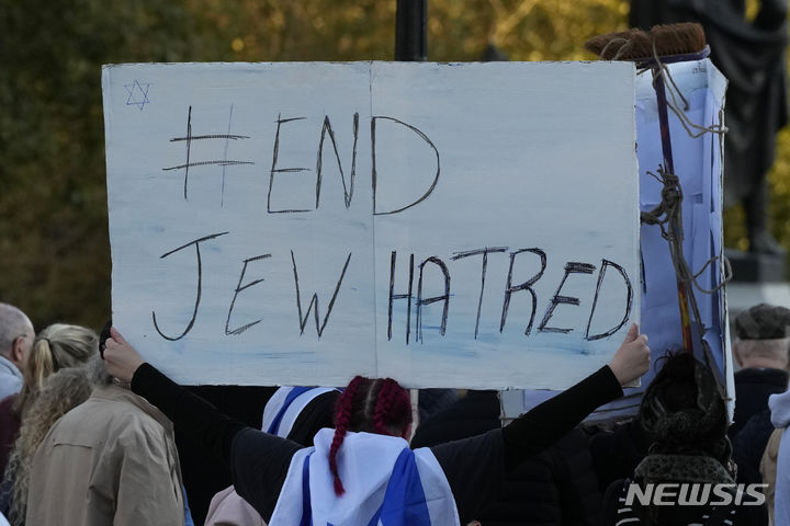 [런던=AP/뉴시스] 이스라엘과 하마스 간 전쟁을 둘러싸고 전 세계적으로 반(反)유대인 및 반(反)이슬람 시위가 격화되는 가운데, 미국 기업에서도 상대 진영에 대한 '마녀사냥'이 벌어지고 있다. 사진은 22일(현지시각) 영국 런던의 트래펄가 광장에 모인 친이스라엘 시위대 모습. 2023.10.23.