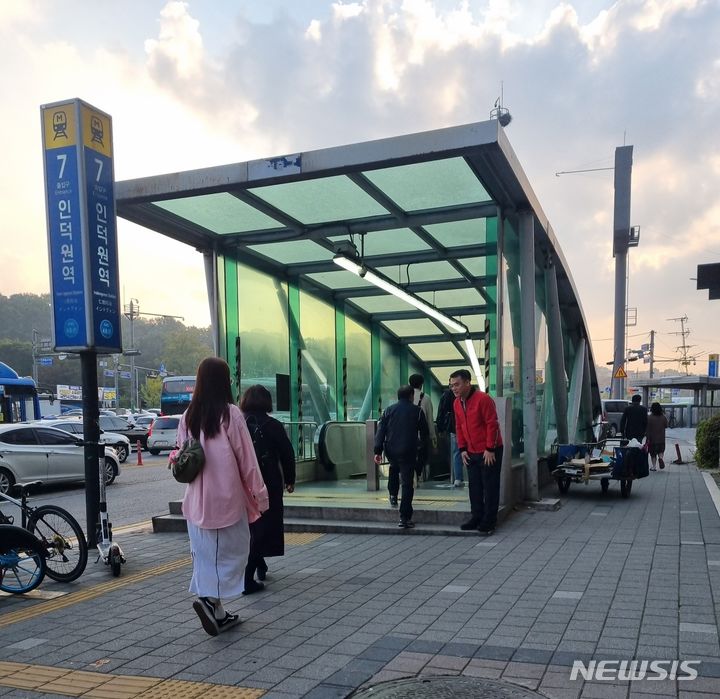 [서울=뉴시스]임재훈 국민의힘 경기 안양동안갑 당협위원장이 23일 지하철 4호선 인덕원역 앞에서 아침 인사를 하고 있다. (사진 = 임 위원장 홈페이지 갈무리) 2023.10.23