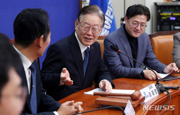 [서울=뉴시스] 추상철 기자 = 35일만에 당무에 복귀한 이재명 더불어민주당 대표가 23일 오전 서울 여의도 국회에서 열린 최고위원회의 시작전 의원들과 대화하고 있다. 2023.10.23. scchoo@newsis.com