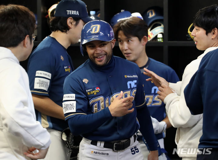 [인천=뉴시스] 조성우 기자 = 23일 오후 인천 SSG랜더스필드에서 열린 2023 KBO 포스트시즌 준플레이오프 NC다이노스와 SSG 랜더스의 2차전 경기, NC 1회초 공격 2사 주자 1, 3루서 서호철의 1타점 희생타 때 홈인한 3루주자 마틴이 더그아웃에서 동료들의 환호를 받고 있다. 2023.10.23. xconfind@newsis.com