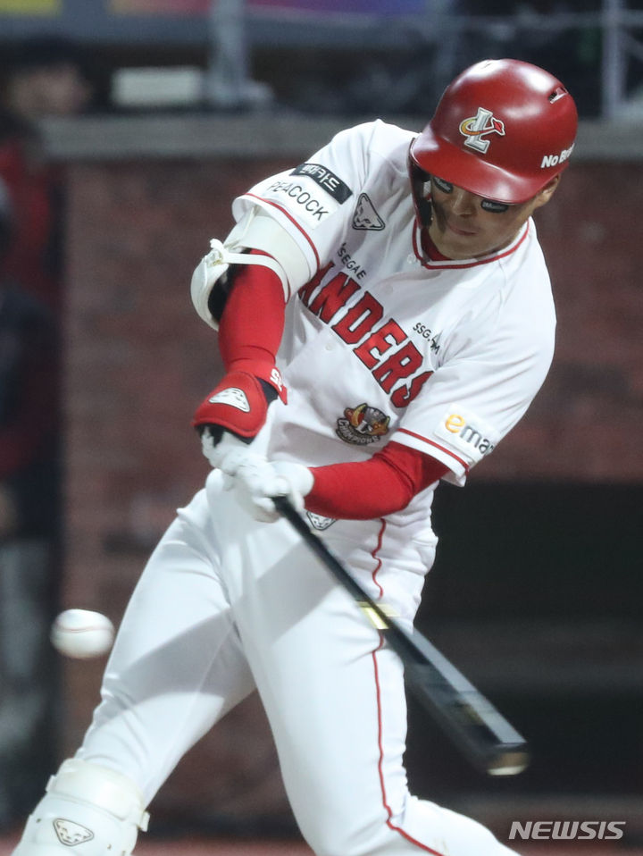 [인천=뉴시스] 황준선 기자 = 23일 오후 인천 SSG랜더스필드에서 열린 2023 KBO 포스트시즌 준플레이오프 NC다이노스와 SSG 랜더스의 2차전 경기, 6회 말 1사 주자 없는 상황 SSG 한유섬이 솔로 홈런을 치고 있다. 2023.10.23. hwang@newsis.com
