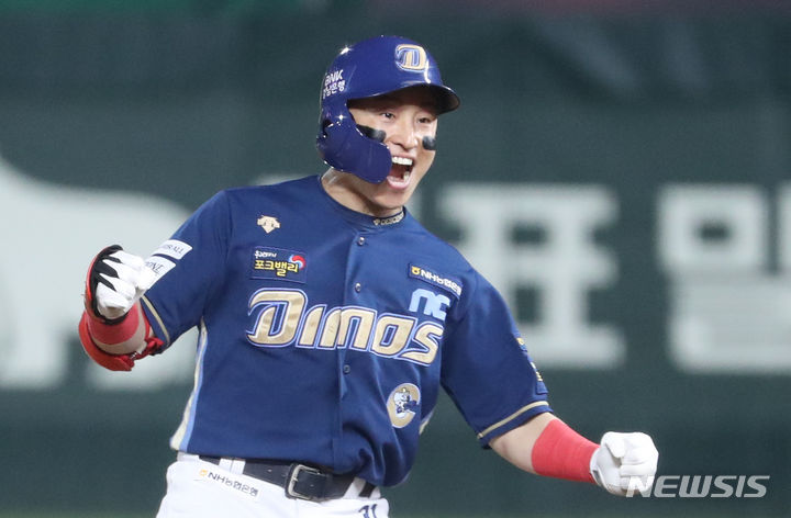 [인천=뉴시스] 황준선 기자 = 23일 오후 인천 SSG랜더스필드에서 열린 2023 KBO 포스트시즌 준플레이오프 NC다이노스와 SSG 랜더스의 2차전 경기, 8회 초 1사 2루 상황 NC 손아섭이 1타점 적시 2루타를 치고 기뻐하고 있다. 2023.10.23. hwang@newsis.com