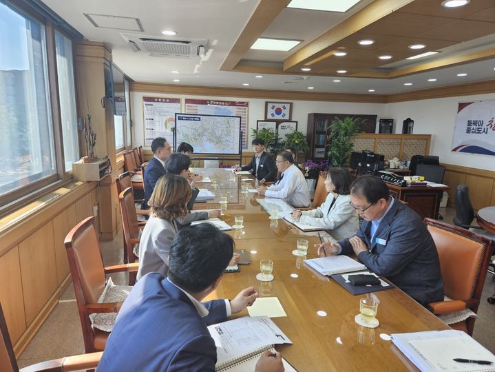 [창원=뉴시스] 강경국 기자 = 장금용 경남 창원시 제1부시장이 23일 핼러윈축제 기간 인파밀집 위험도가 높을 것으로 예상되는 축제나 행사에 대한 안전대책 회의를 주재하고 있다. (사진=창원시청 제공). 2023.10.24. photo@newsis.com *재판매 및 DB 금지