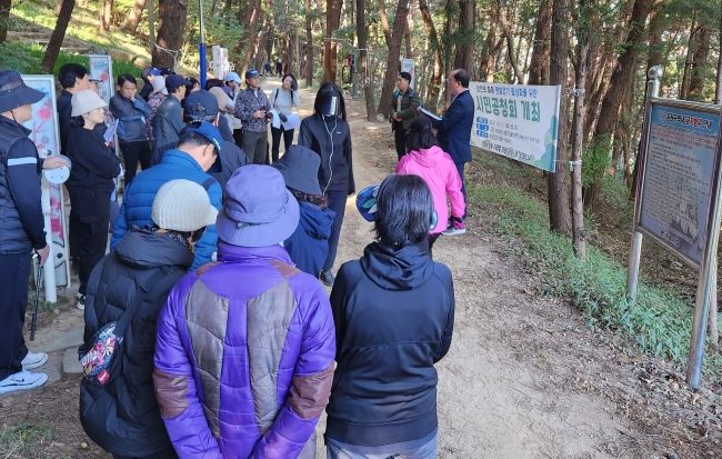 [거제=뉴시스] 거제시의회 이태열 의원이 고현근린공원에서 맨발걷기 활성화를 위한 시민공청회를 했다.<br> *재판매 및 DB 금지