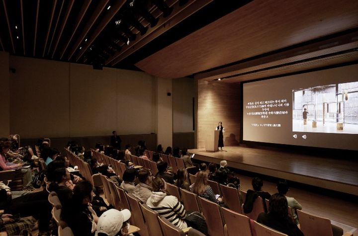 23일 리움미술관 다문화가정 초청 관람 행사에서 곽준영 전시기획실장이 전시해설을 진행하고 있다. *재판매 및 DB 금지