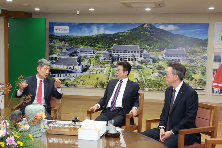 [포항=뉴시스] 강진구 기자 = 이강덕 포항시장이 지난 23일 ‘2023년 경북도민의 날’ 행사 직후 이철우 경북도지사를 만나 지역의 주요 현안에 대해 협조를 요청했다.(사진=포항시 제공) 2023.10.24.photo@newsis.com *재판매 및 DB 금지