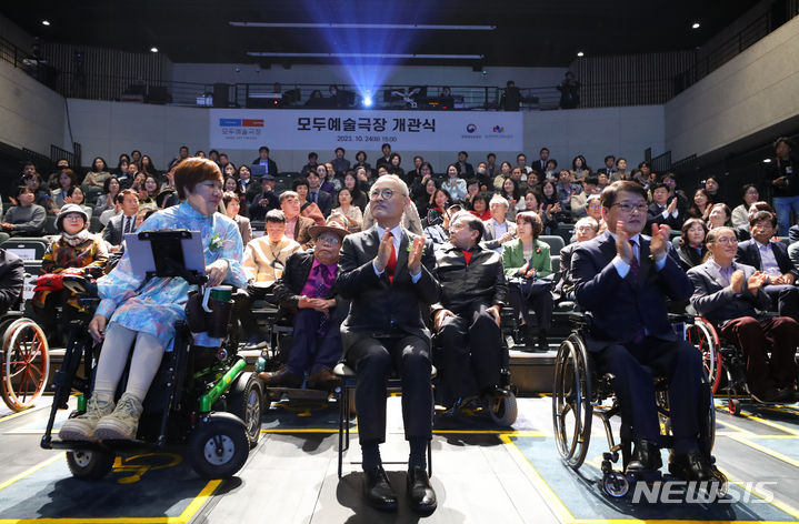 [서울=뉴시스] 최진석 기자 = 유인촌 문화체육관광부 장관이 24일 서울 서대문구 장애예술공연장 