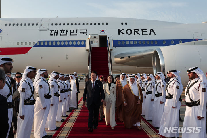 [도하=뉴시스] 전신 기자 = 카타르를 국빈 방문한 윤석열 대통령과 부인 김건희 여사가 24일(현지시간) 도하 하마드 국제공항에 도착해 차량으로 향하고 있다. (공동취재) 2023.10.24. photo1006@newsis.com