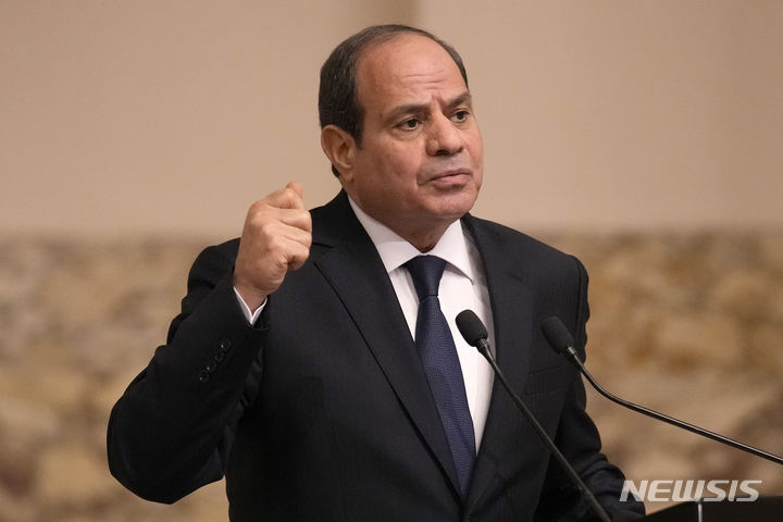 [카이로=AP/뉴시스] 압둘팟타흐 시시 이집트 대통령은 16일(현지시각) 이스라엘이 가자지구 전쟁 휴전 노력을 교묘하게 회피하고 있다고 비난했다. 사진은 지난해 10월 이집트 카이로에서 기자회견 중인 모습. 2024.05.17.