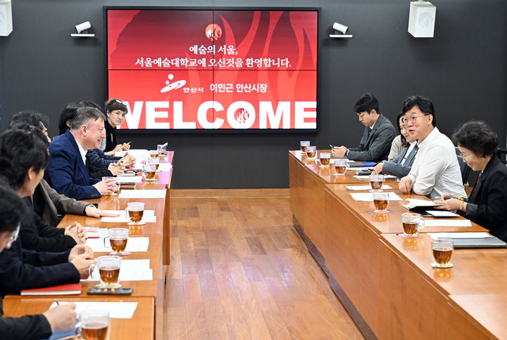 이민근 경기 안산시장(오른쪽 가운데)과 유태균 서울예술대학 총장(왼쪽 가운데)이 25일 간담회를 가졌다.(사진=안산시 제공) *재판매 및 DB 금지